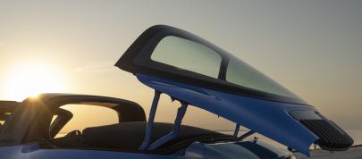 Porsche 911 Targa 4 GTS (2022) - picture 15 of 22