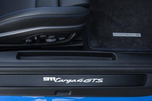 Porsche 911 Targa 4 GTS (2022) - picture 16 of 22