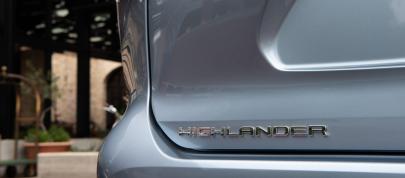 Toyota Highlander Hybrid-Only Bronze Edition (2022) - picture 15 of 36