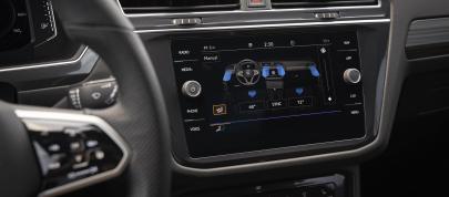 Volkswagen Tiguan SEL R-Line Oryx White (2022) - picture 28 of 32