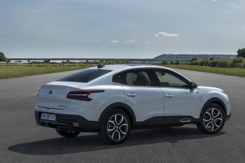 Citroen e-C4 X (2023) - picture 9 of 63