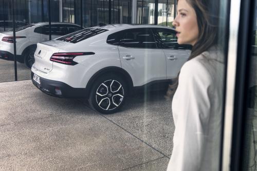 Citroen e-C4 X (2023) - picture 32 of 63