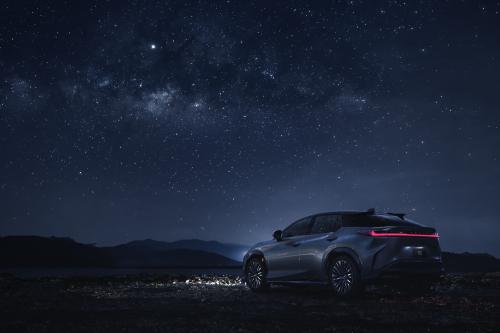 Lexus RZ 450e (2023) - picture 9 of 19