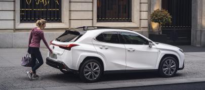 Lexus UXH (2023) - picture 4 of 66