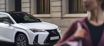 Lexus UXH (2023) - picture 7 of 66