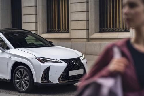 Lexus UXH (2023) - picture 8 of 66