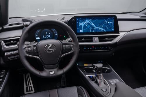Lexus UXH (2023) - picture 40 of 66