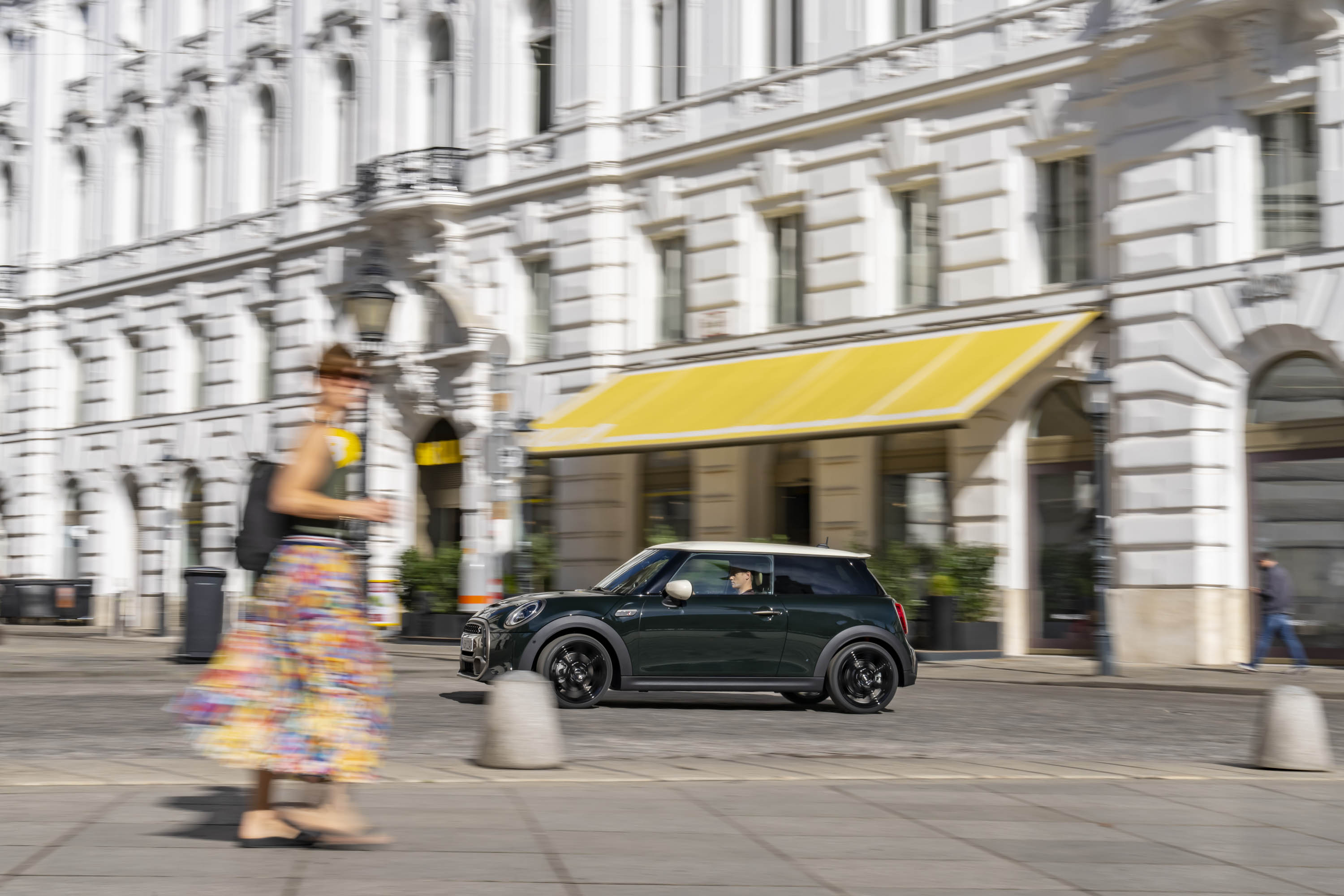 Tradition meets the future: the MINI Cooper SE in the Resolute Edition.