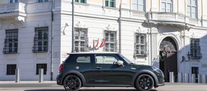 Mini Cooper S Hardtop 2 Door Resolute Edition (2023) - picture 4 of 58