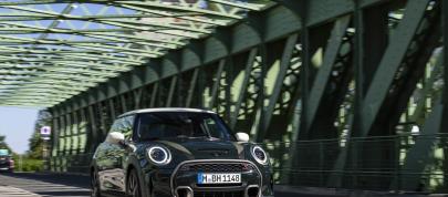 Mini Cooper S Hardtop 2 Door Resolute Edition (2023) - picture 7 of 58