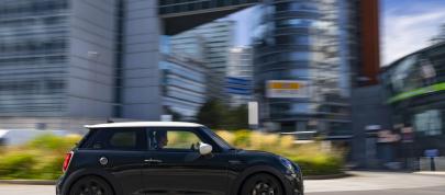 Mini Cooper S Hardtop 2 Door Resolute Edition (2023) - picture 12 of 58