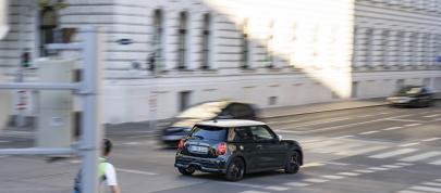 Mini Cooper S Hardtop 2 Door Resolute Edition (2023) - picture 20 of 58