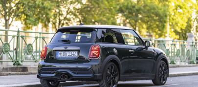 Mini Cooper S Hardtop 2 Door Resolute Edition (2023) - picture 23 of 58