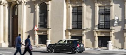Mini Cooper S Hardtop 2 Door Resolute Edition (2023) - picture 28 of 58