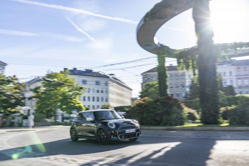 Mini Cooper S Hardtop 2 Door Resolute Edition (2023) - picture 16 of 58