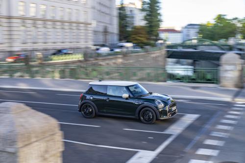 Mini Cooper S Hardtop 2 Door Resolute Edition (2023) - picture 17 of 58