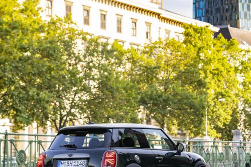 Mini Cooper S Hardtop 2 Door Resolute Edition (2023) - picture 24 of 58