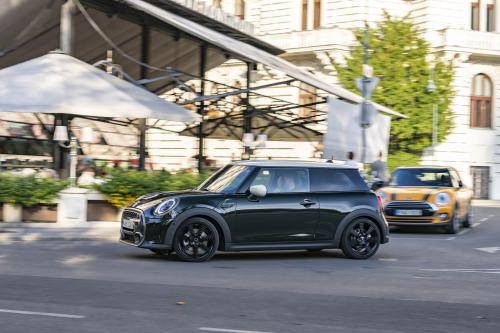 Mini Cooper S Hardtop 2 Door Resolute Edition (2023) - picture 32 of 58