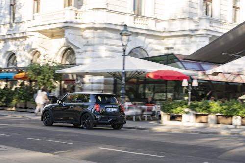 Mini Cooper S Hardtop 2 Door Resolute Edition (2023) - picture 33 of 58