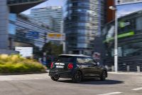 Mini Cooper S Hardtop 2 Door Resolute Edition (2023) - picture 13 of 58