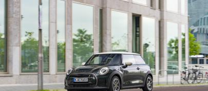 MINI Cooper SE Resolute Edition (2023) - picture 4 of 25