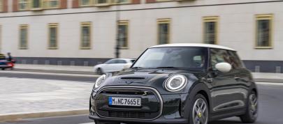 MINI Cooper SE Resolute Edition (2023) - picture 7 of 25
