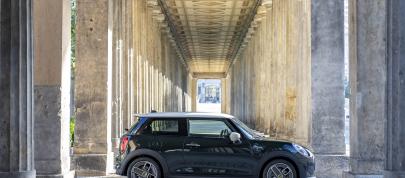 MINI Cooper SE Resolute Edition (2023) - picture 12 of 25