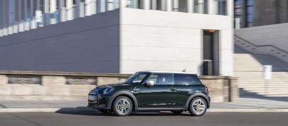 MINI Cooper SE Resolute Edition (2023) - picture 15 of 25