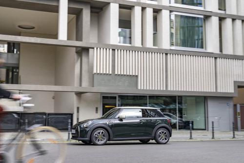 MINI Cooper SE Resolute Edition (2023) - picture 8 of 25