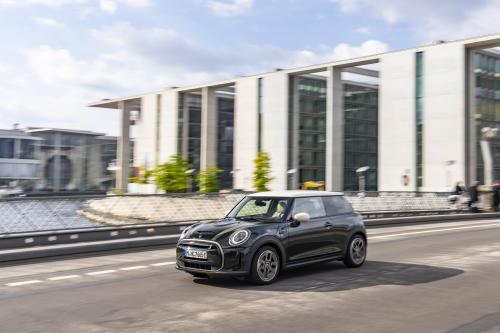 MINI Cooper SE Resolute Edition (2023) - picture 9 of 25