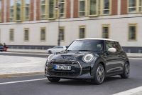 MINI Cooper SE Resolute Edition (2023) - picture 7 of 25