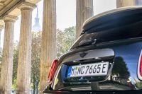 MINI Cooper SE Resolute Edition (2023) - picture 14 of 25