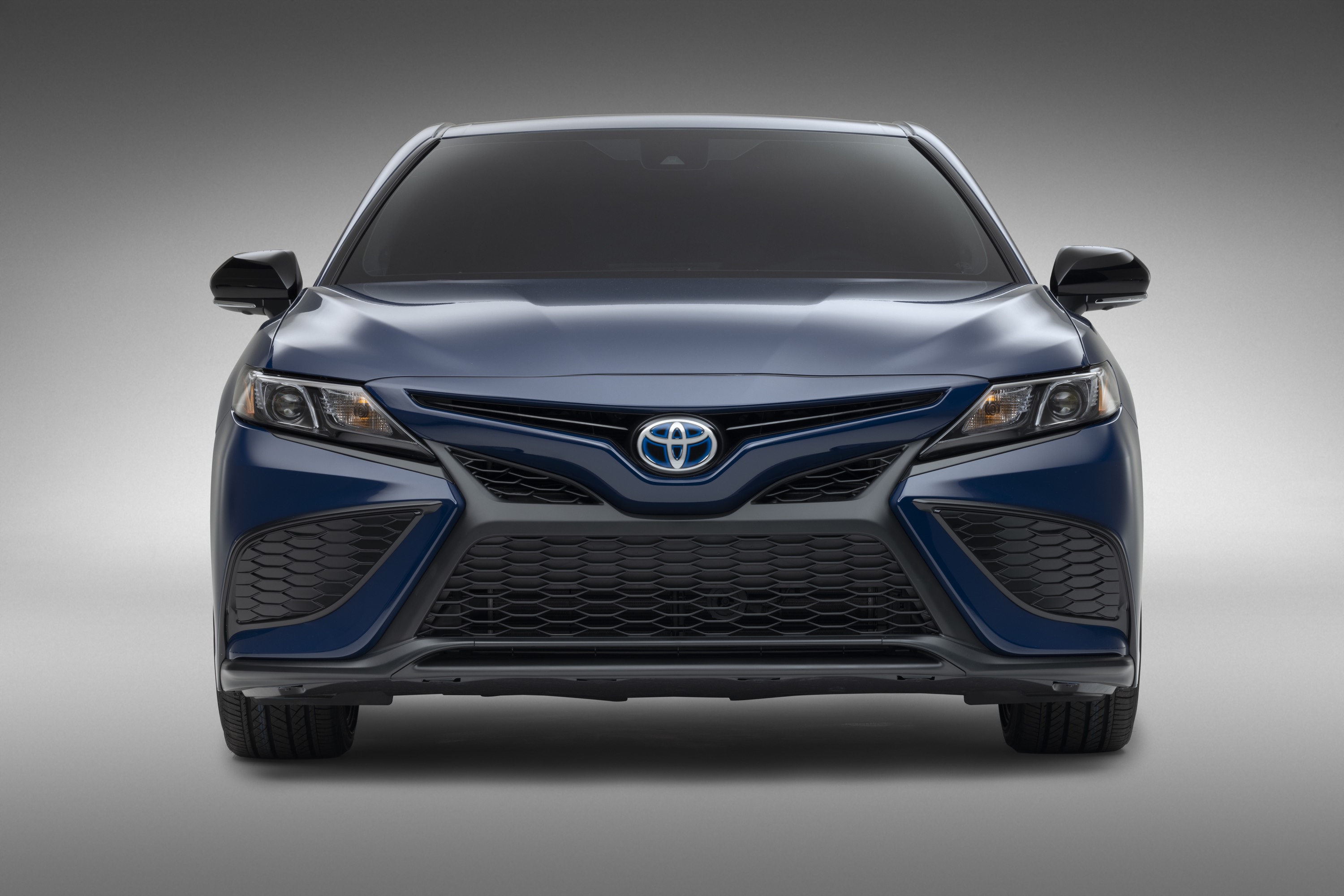 Новые тойоты в россии 2024. Toyota Camry 2023. Новая Тойота Камри 2023. Toyota Camry 3.5 2023. Новая тоюто камри2023.