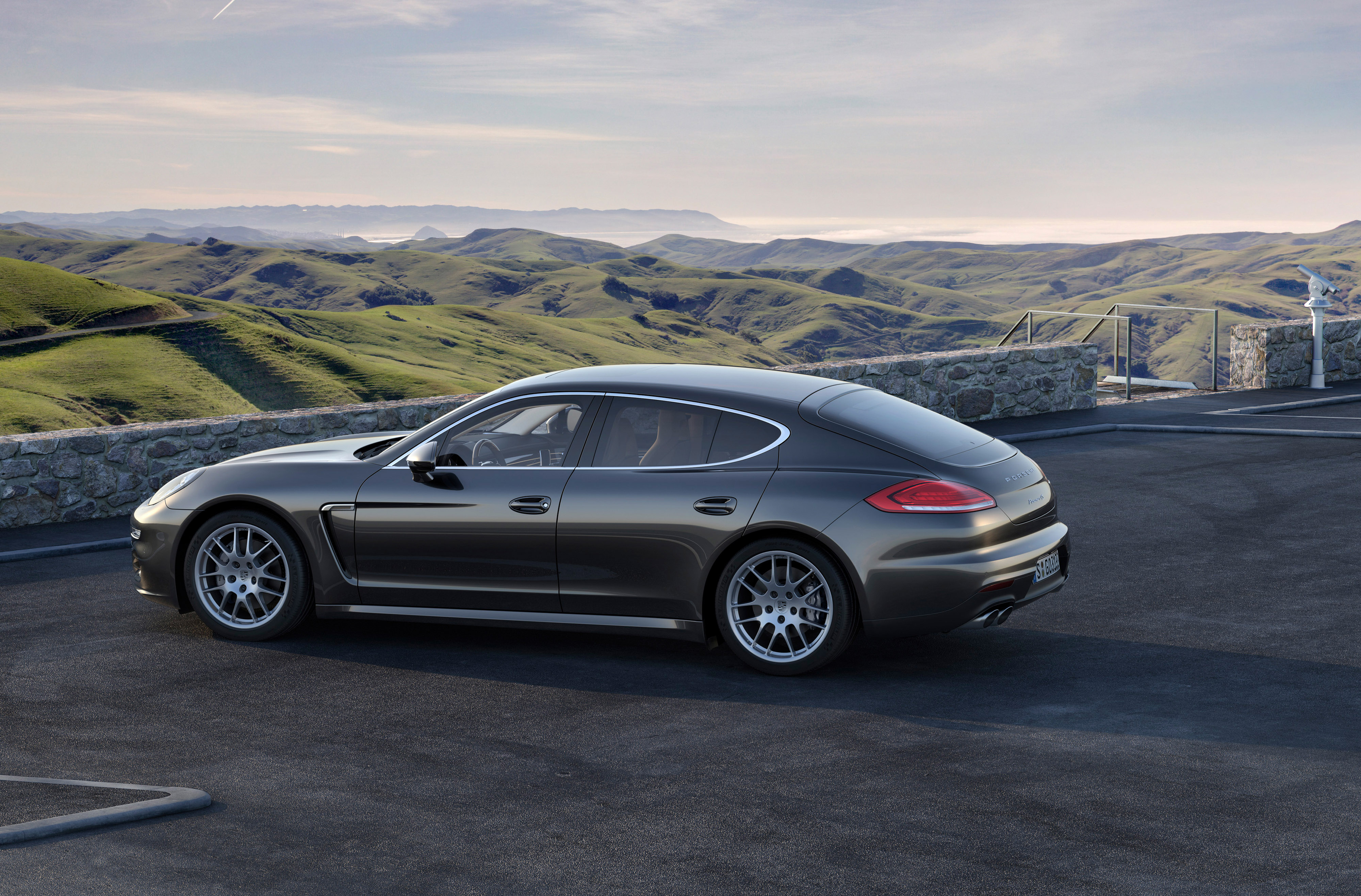 4 Porsche Panamera 4S Executive