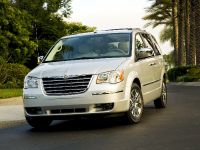 Chrysler Town & Country (2008) - picture 2 of 2