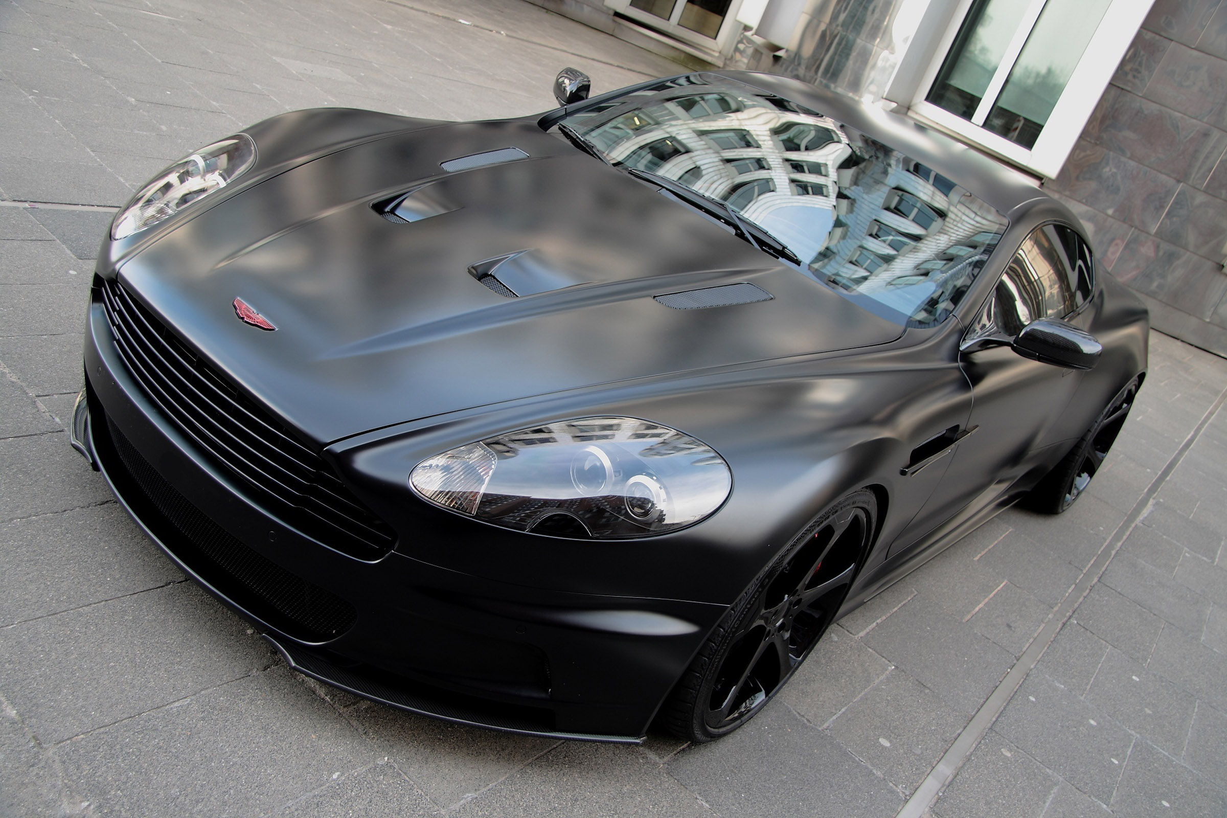 Краска черная глянцевая автомобильная. Aston Martin DBS v12.
