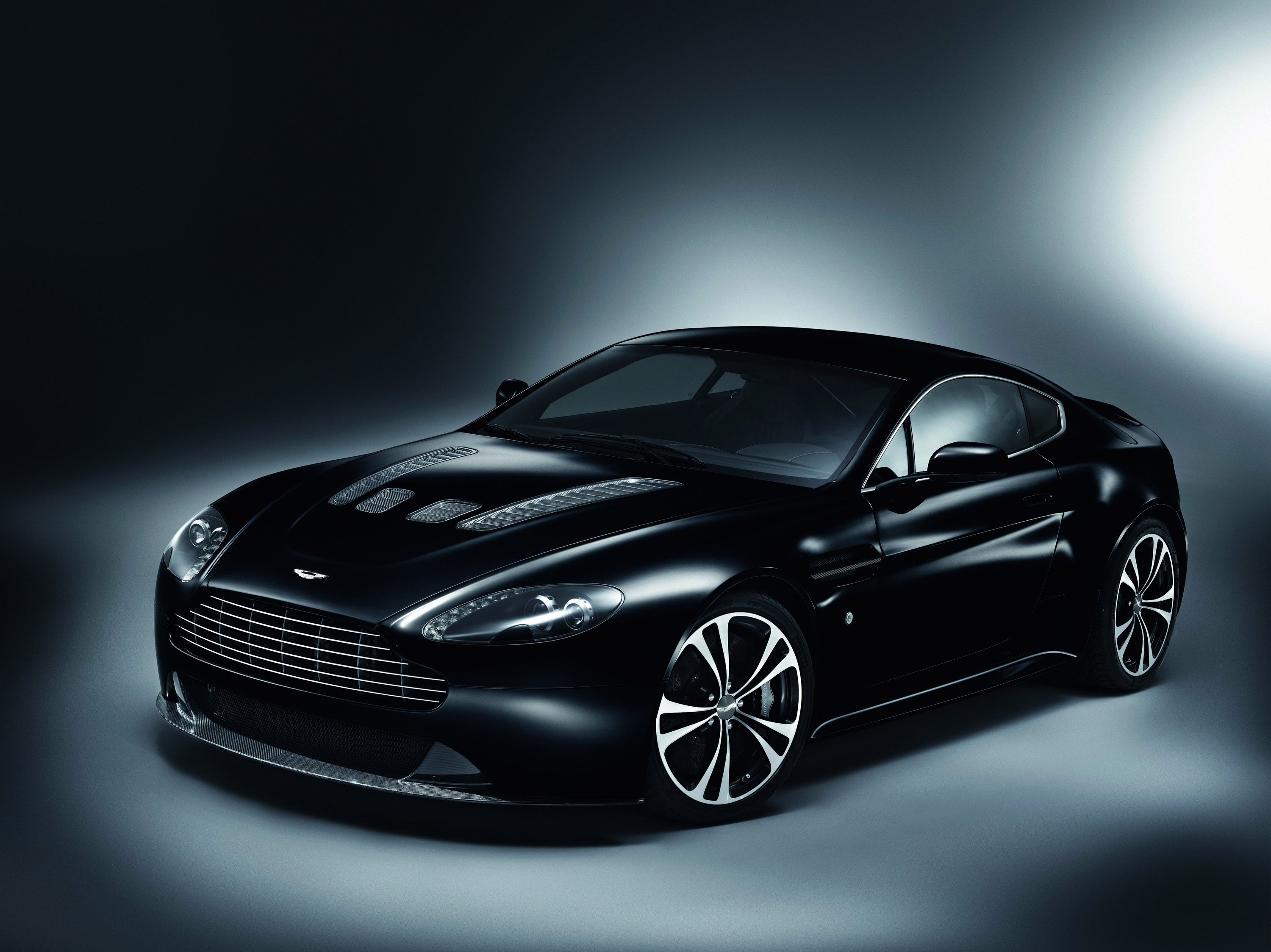 Aston Martin V12 Vantage Carbon Black