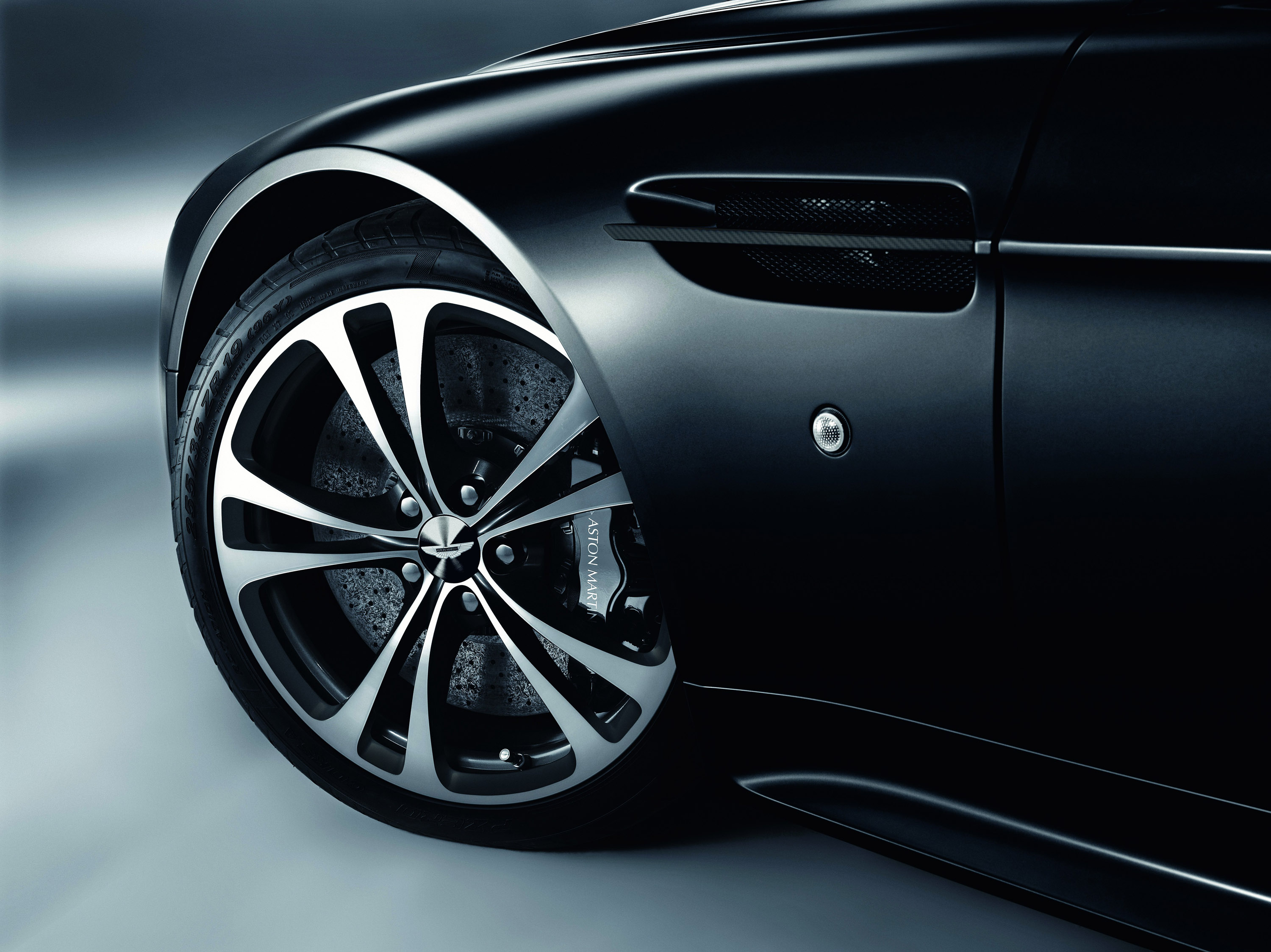 Aston Martin V12 Vantage Carbon Black