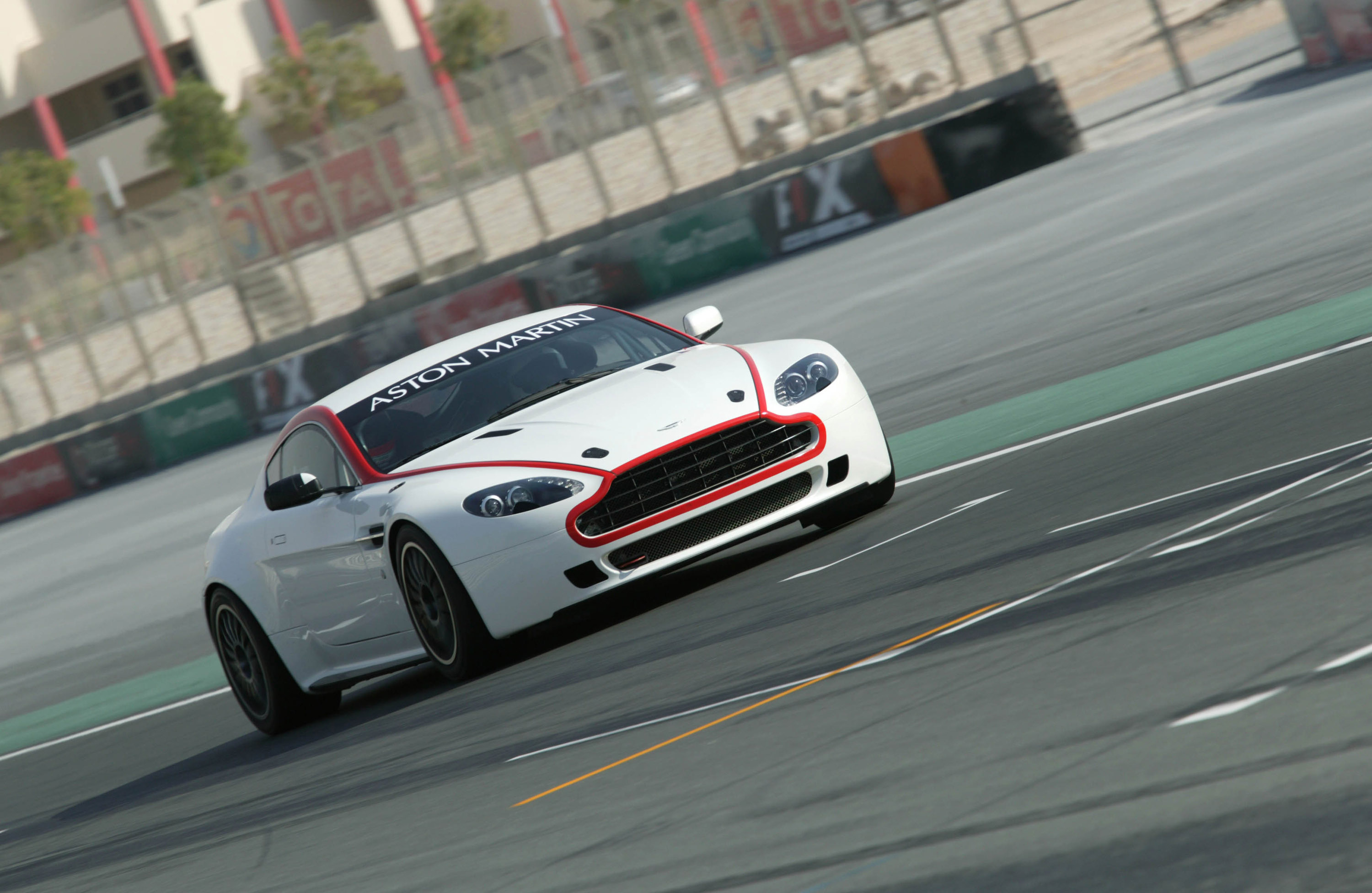 Aston Martin Vantage GT4