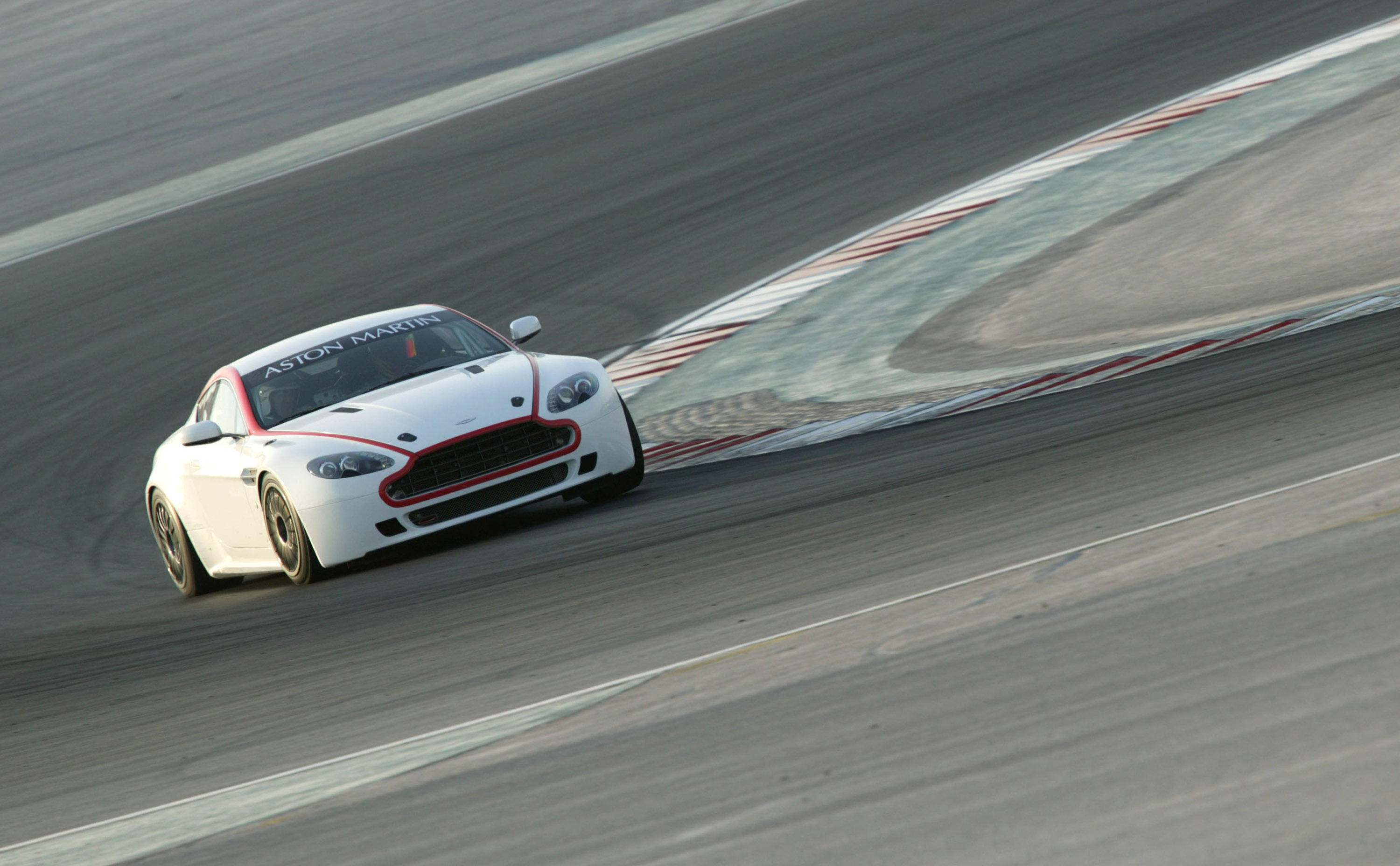 Aston Martin Vantage GT4