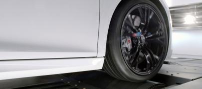 Audi R8 V10 Plus Supercar (2013) - picture 4 of 5