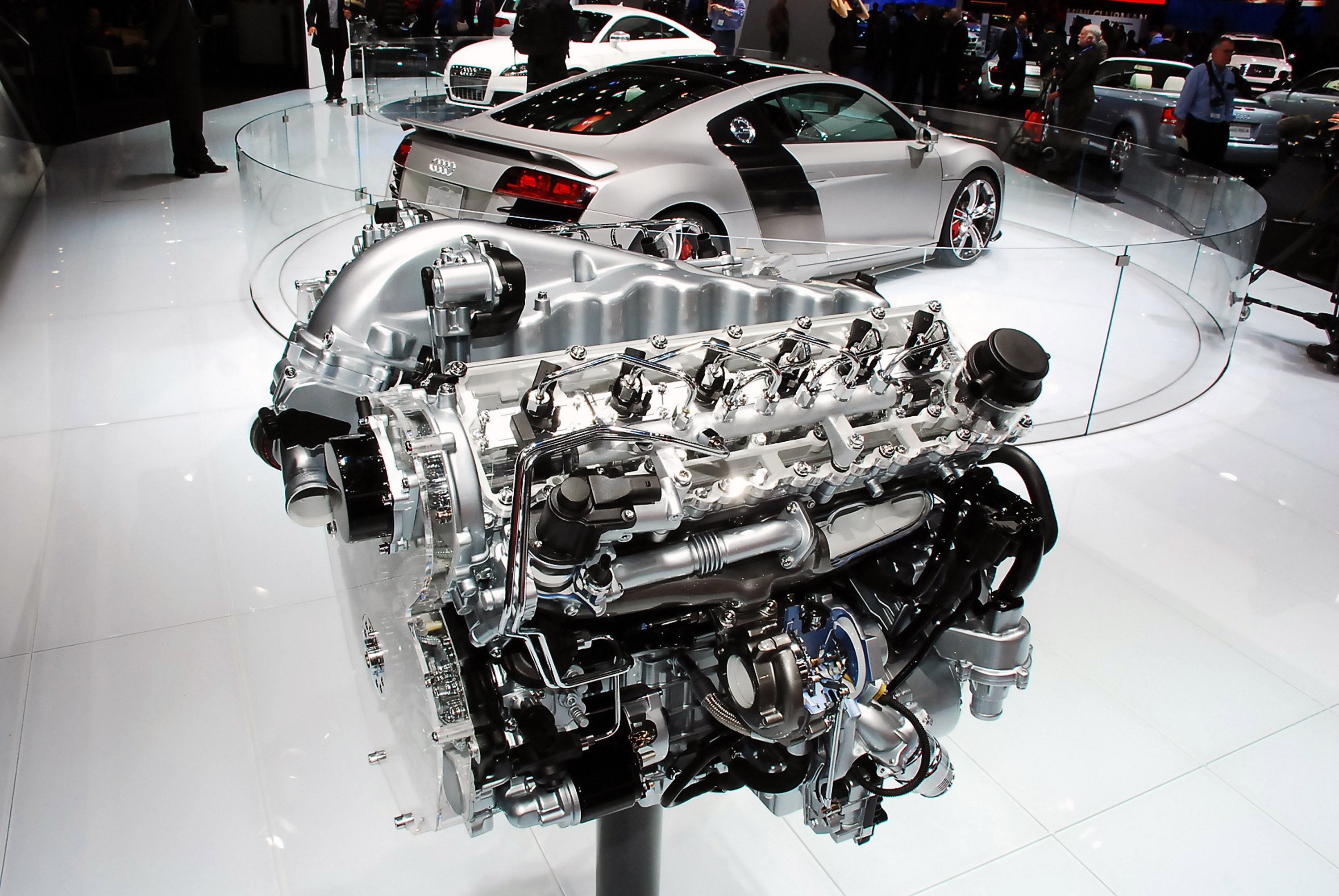 Двигатель автомобиля расходует. Audi v12. Audi r8 v12. Audi v12 TDI. Мотор Audi w12 TDI.
