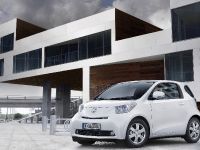 Toyota at Paris (2009) - picture 2 of 3