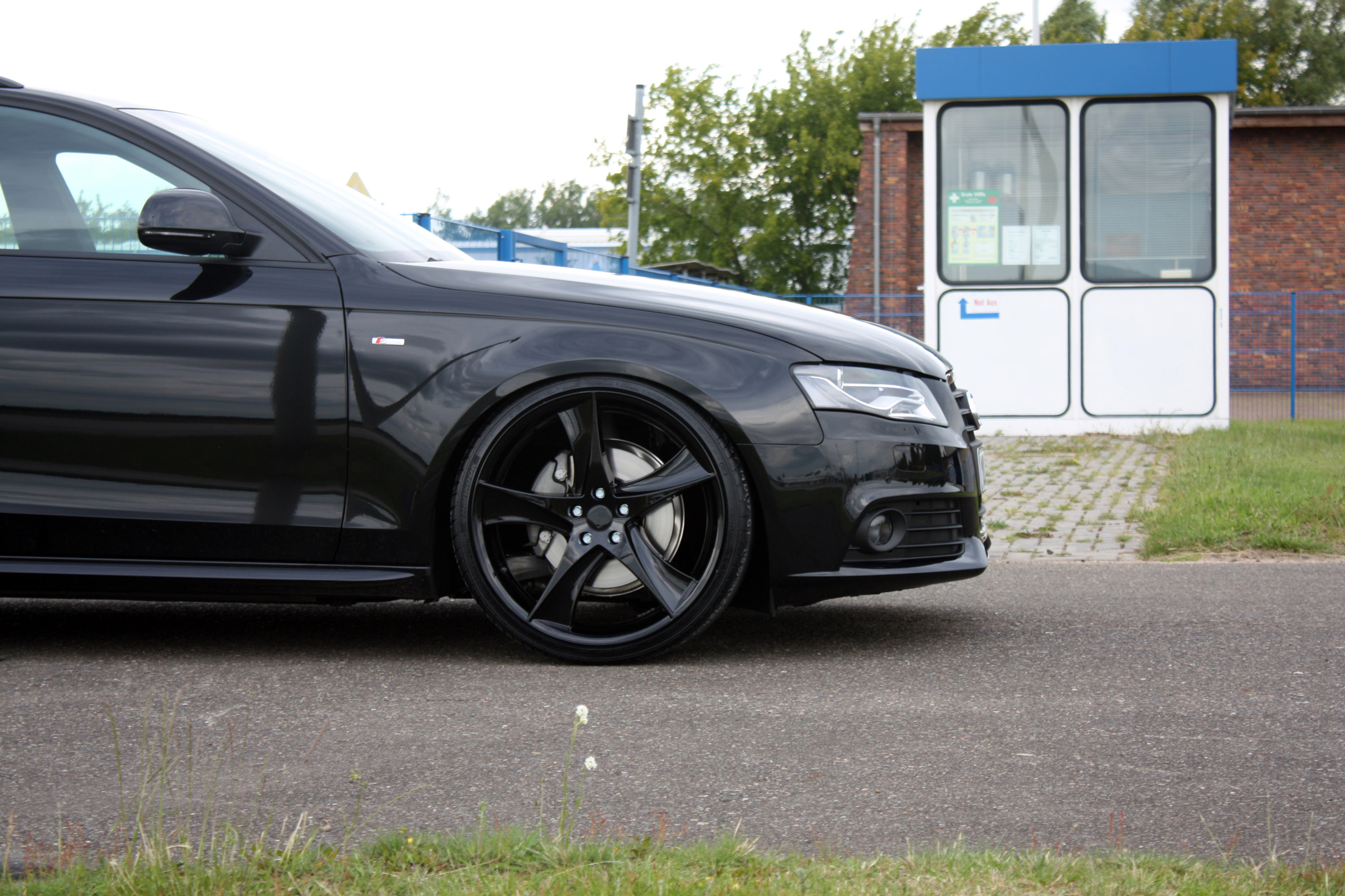 AVUS Performance Audi A4 Avant Black Arrow