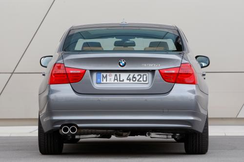 BMW 330d (2009) - picture 9 of 12