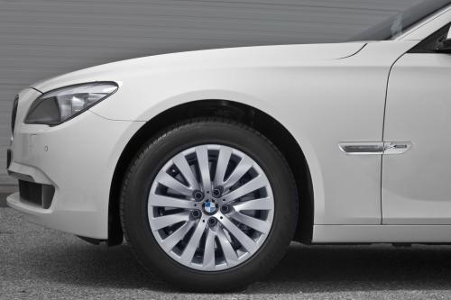 BMW 7 Series 740d and M Sports Package (2009) - picture 1 of 9