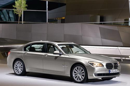 BMW 7 Series (2008) - picture 40 of 43