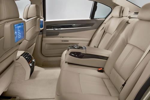 BMW 7 Series (2008) - picture 41 of 43