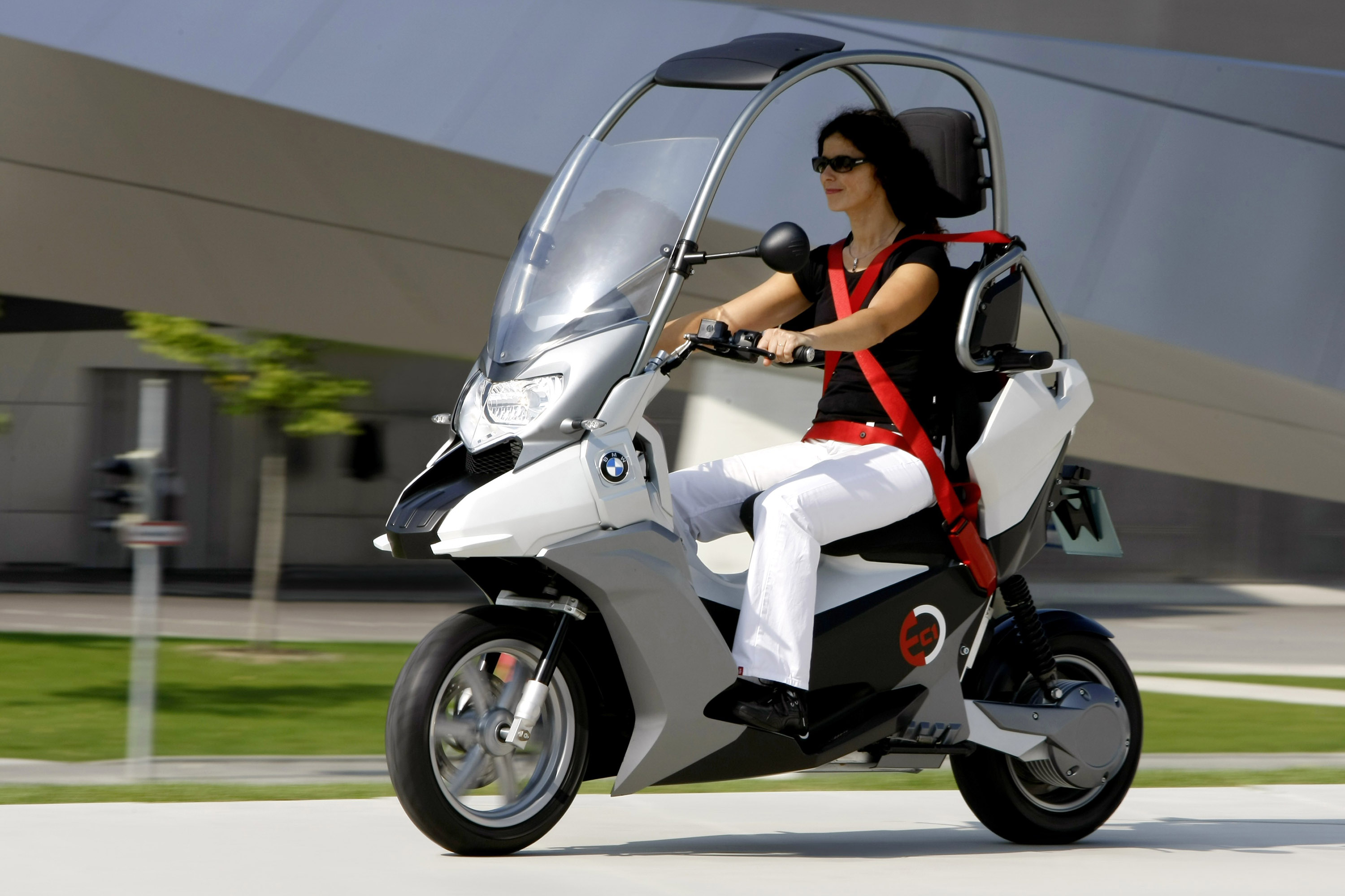 Скутер автомобильного. Мотоцикл BMW c1. BMW c1 Scooter. Скутер BMW c1. BMW c1 200.