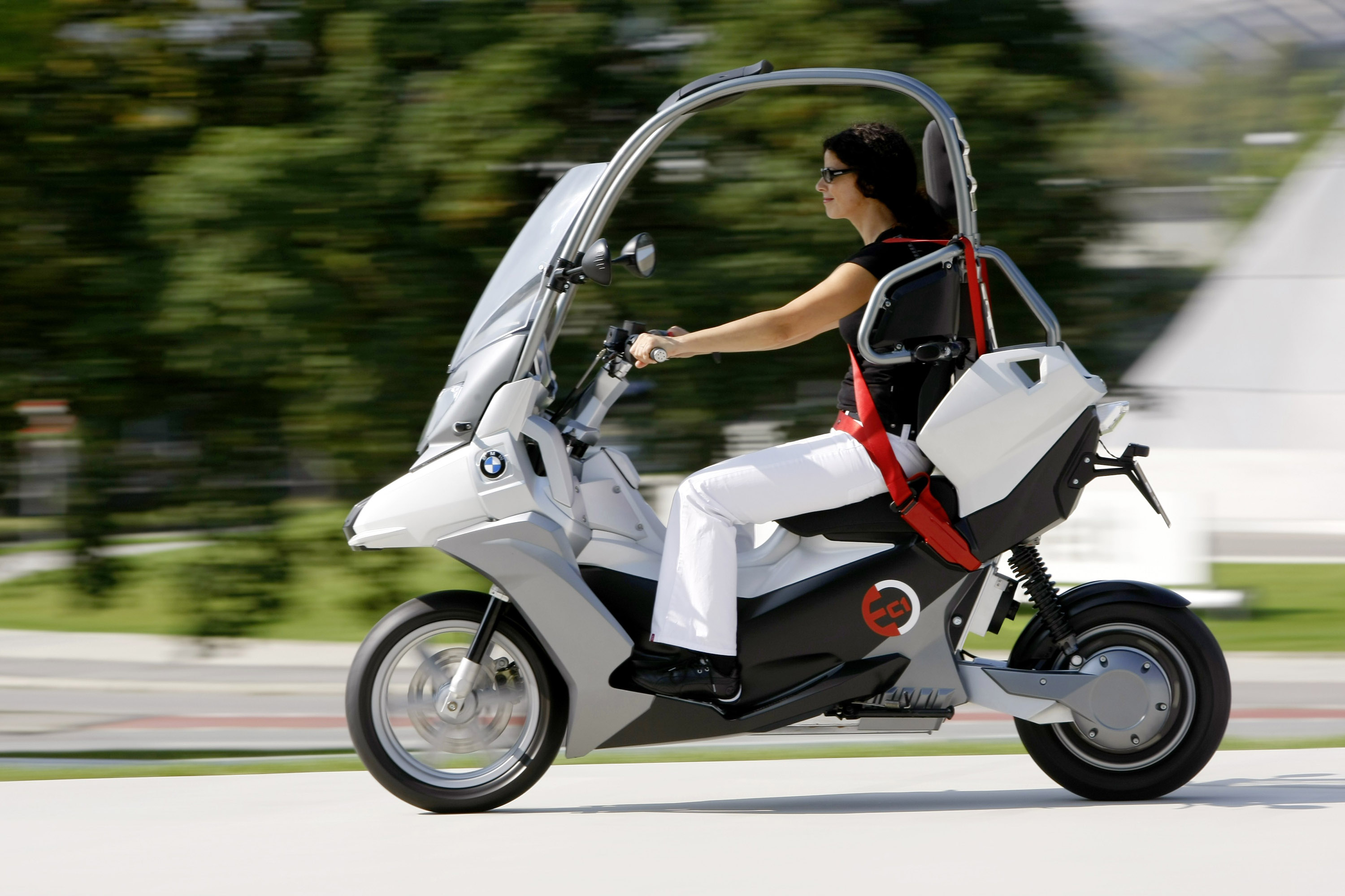 Рабочий скутере. Мотороллер BMW c1. Скутер БМВ с1. Трициклы BMW c1. Скутер БМВ 50 кубов.